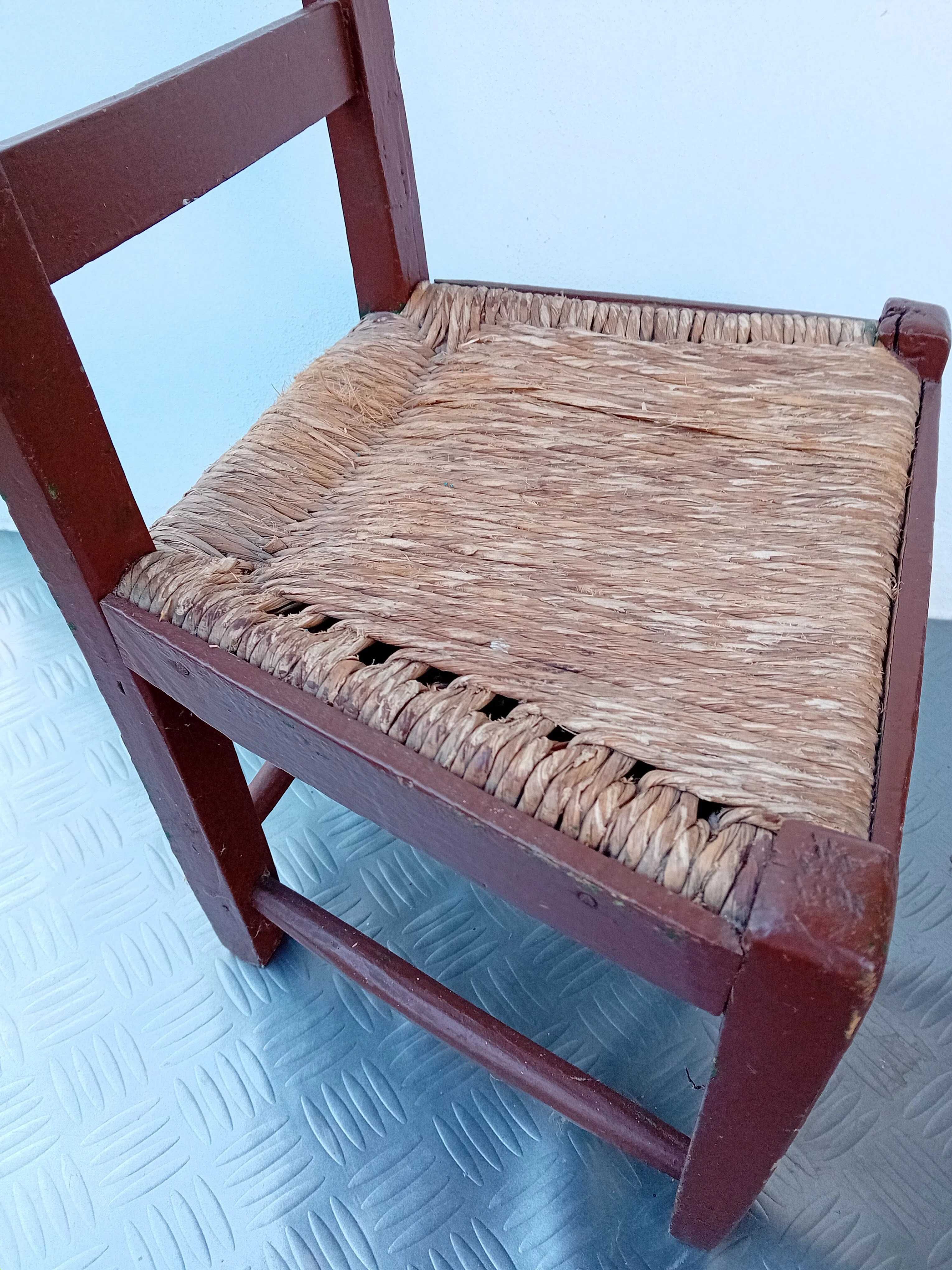 Cadeira pequena  empalhada antiga