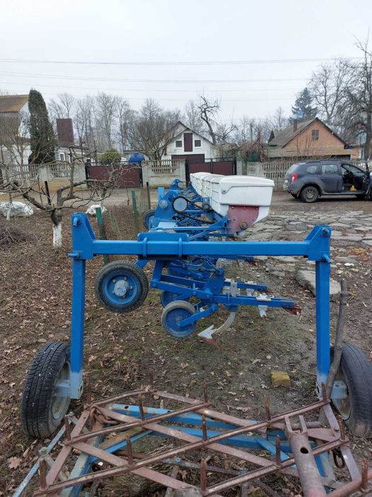 Культиватор КРН 5,6 продається з системою сухих і рідких добрив