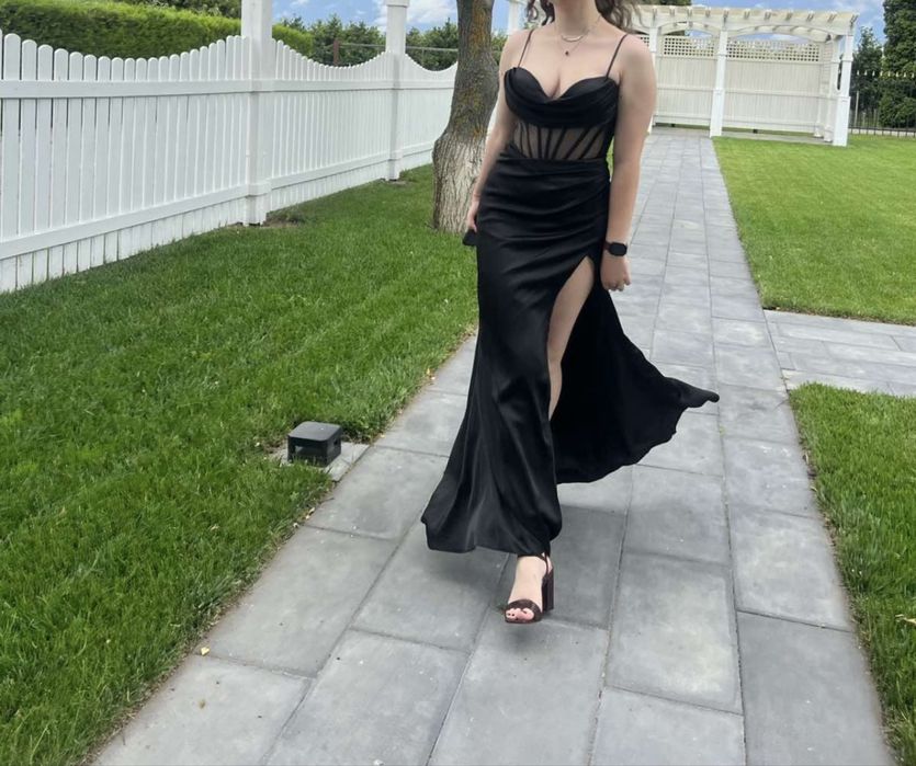 Гарна святкова корсетна сукня