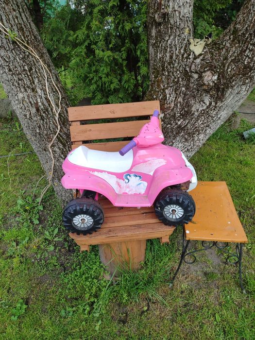 Samochodzik elektryczny dla dziecka.