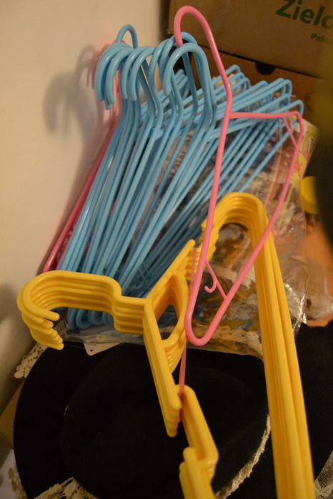 Plastikowe wieszaki na ubrania rozmiar dla dorosłych:) - 30 sztuk