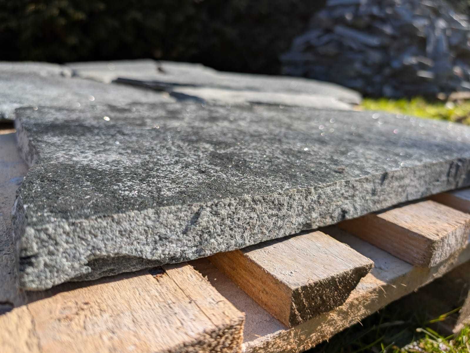 Kamień naturalny ciemny grafit, antracyt kamień chodnikowy elewacyjny