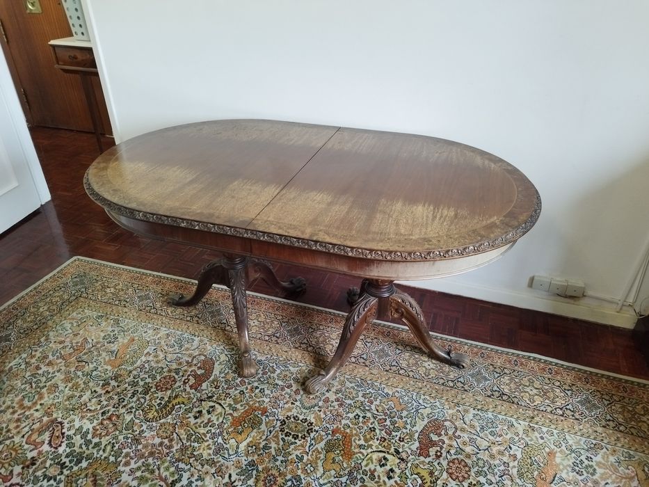 Mesa de jantar em madeira