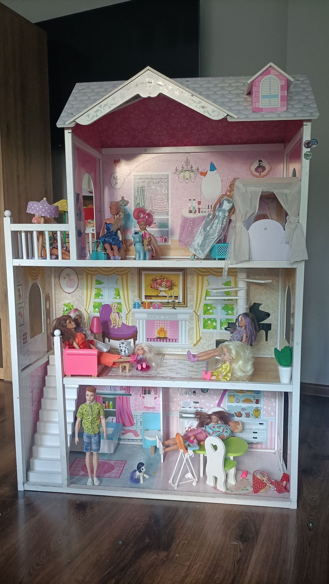 Domek dla lalek  duży drewniany plus dużo lalek Barbie  i gratisy