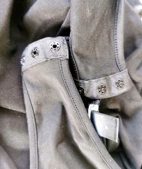 Czarne body na szerokich ramiączkach L Stan idealny Zapinane wygodne