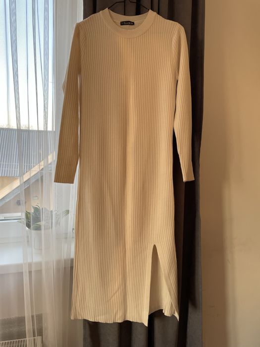 Молочна сукня прямого крою з розрізом