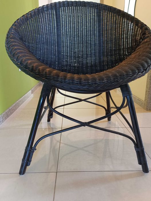 Vendo cadeirão preto em vime para quarto