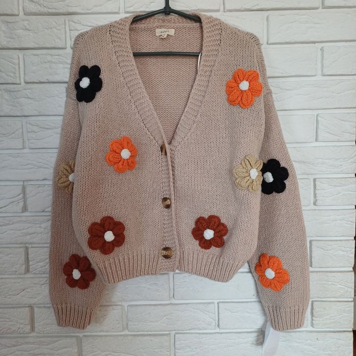 Жіночий светр з об'ємними квітами