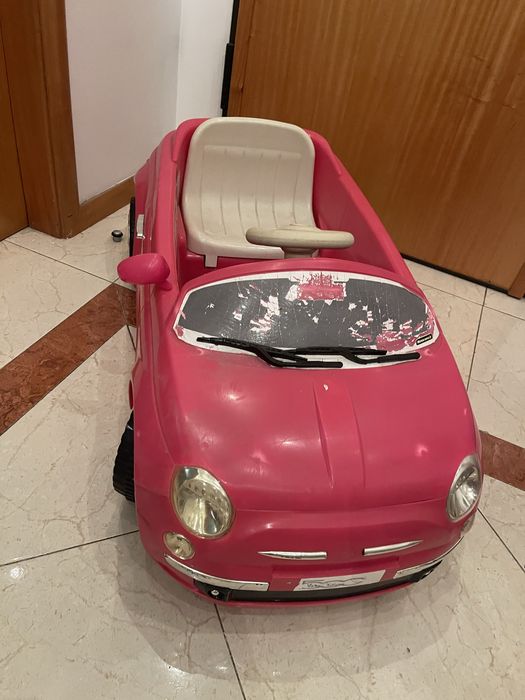 Carro de crianca andar na rua Fiat 500