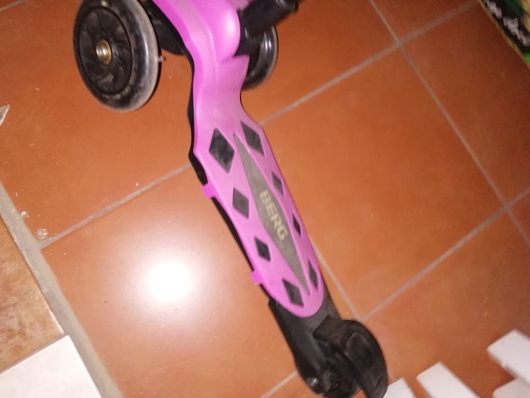 Trotinete cor de rosa