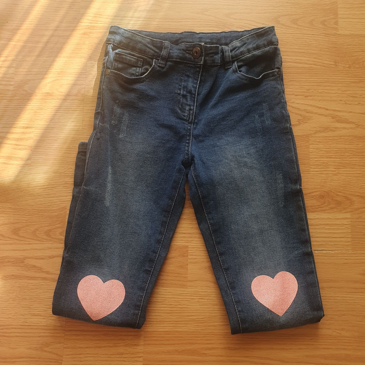 Śliczne spodnie jeans, aplikacja serce nowe bez metki 134/140 8-9 lat