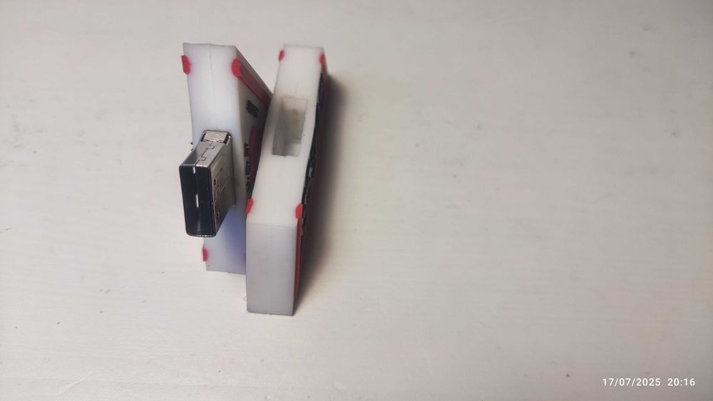 Stylowy Pendrive 3.7 GB firmy Guess - bądź modny