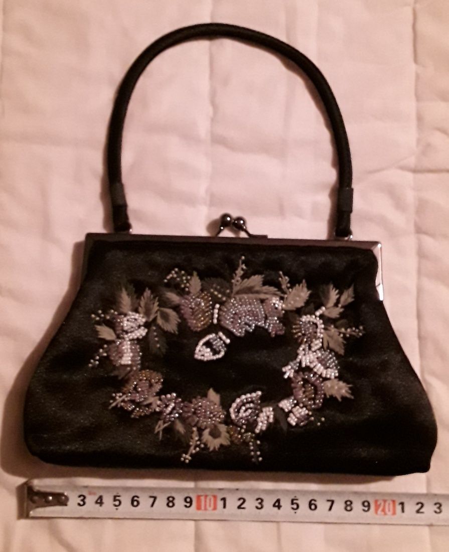 Mala / Bolsa de mão Menbur preta com missangas