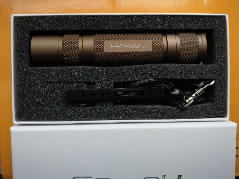 фонарь Convoy S2+ / cree XM-L2 / TAN / мелалл.кнопка + клипса + темляк