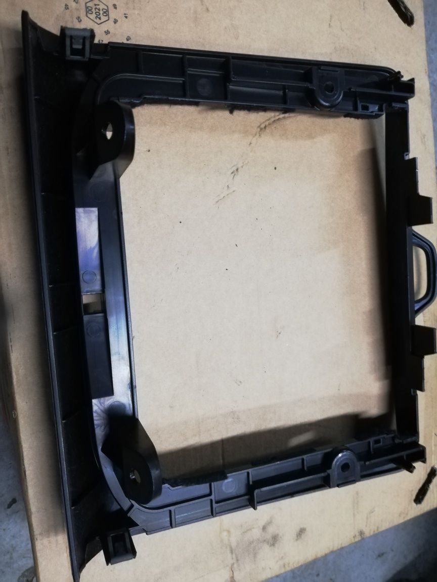 Ramka obudowa osłona radia panel pod nawigację Ford Focus mk2 04-11r.