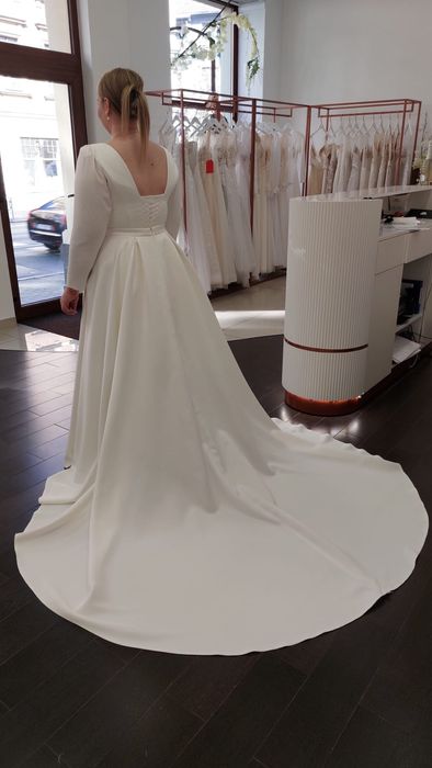 Suknia ślubna plus size z trenem