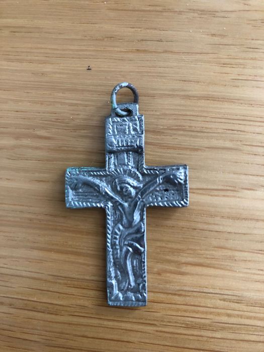 Krzyż krzyżyk do zawieszenia na łańcuszku Vintage