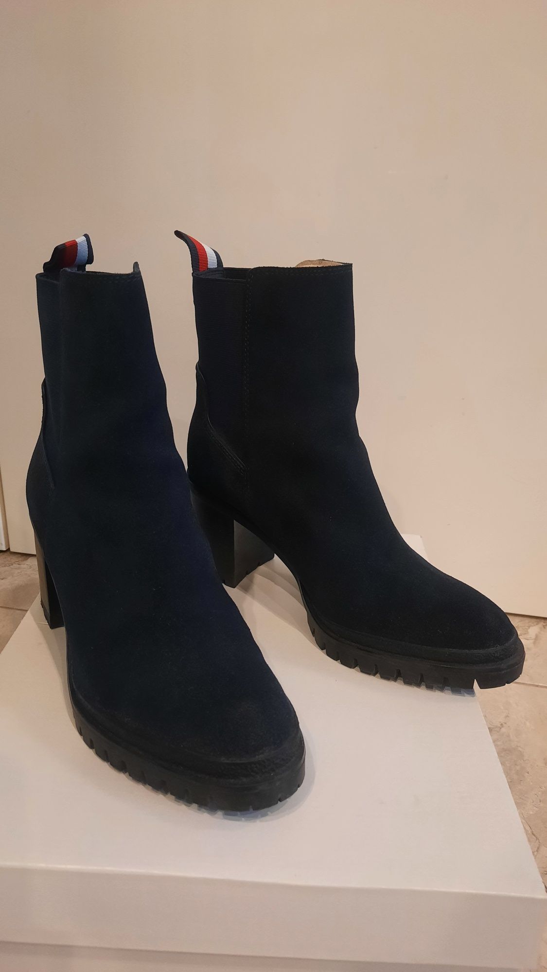 Tommy Hilfiger zamszowe granatowe botki 39