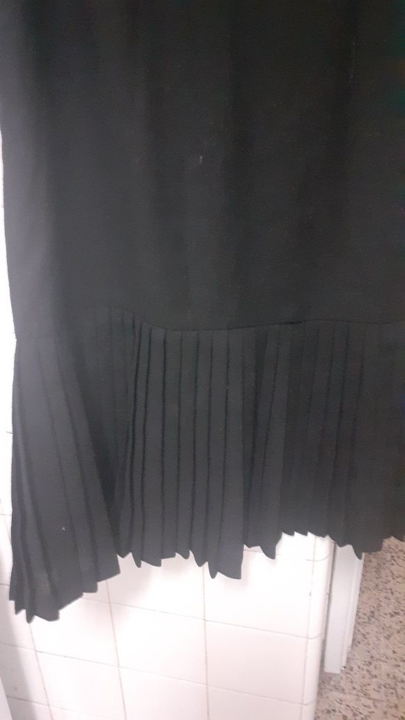 Saia preta com barra plissada linda forrada