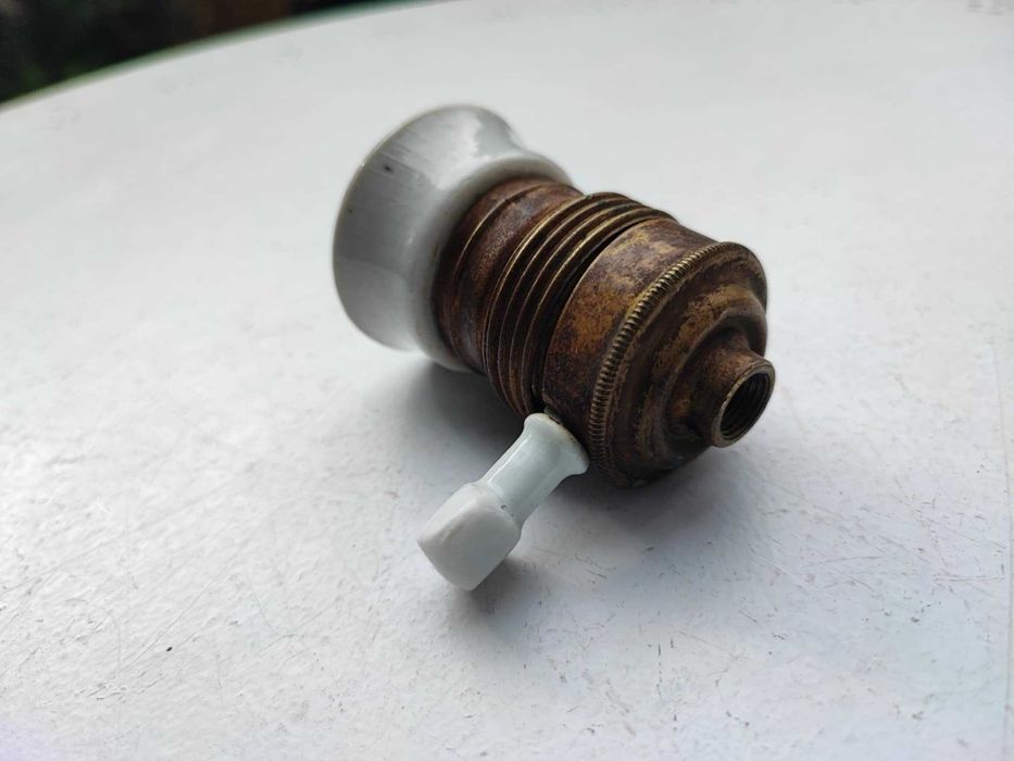 Przedwojenna mosiężna oprawka z wyłącznikiem E27