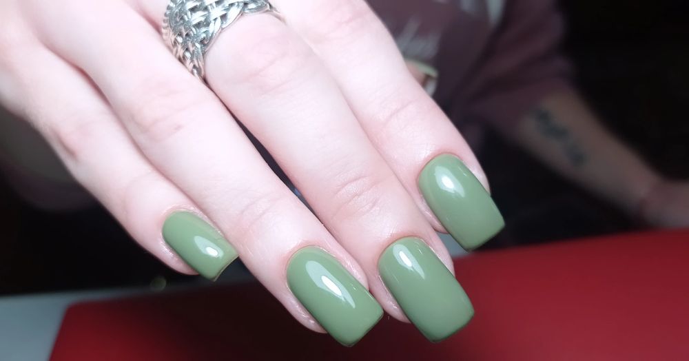 Манікюр і педикюр нарощування нігтів гелем