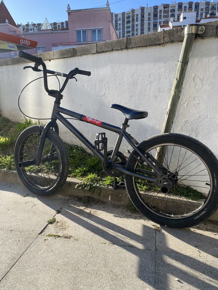 Bicicleta BMX para jovens