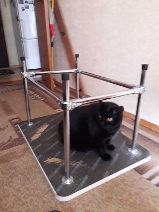 Столик кавовий на металевих ніжках