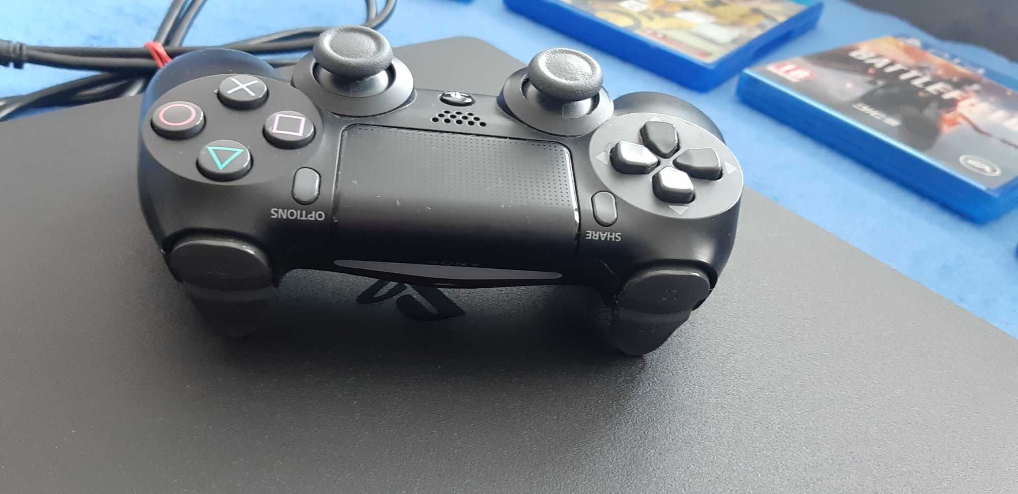 Konsola PS4 Slim z 2 padami i 3 grami