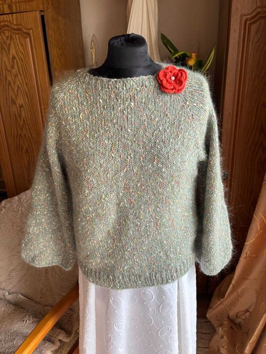 Sweter robiony na drutach