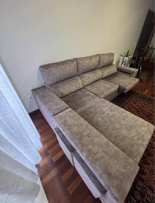 Sofa com chaise longue e 4 puffs