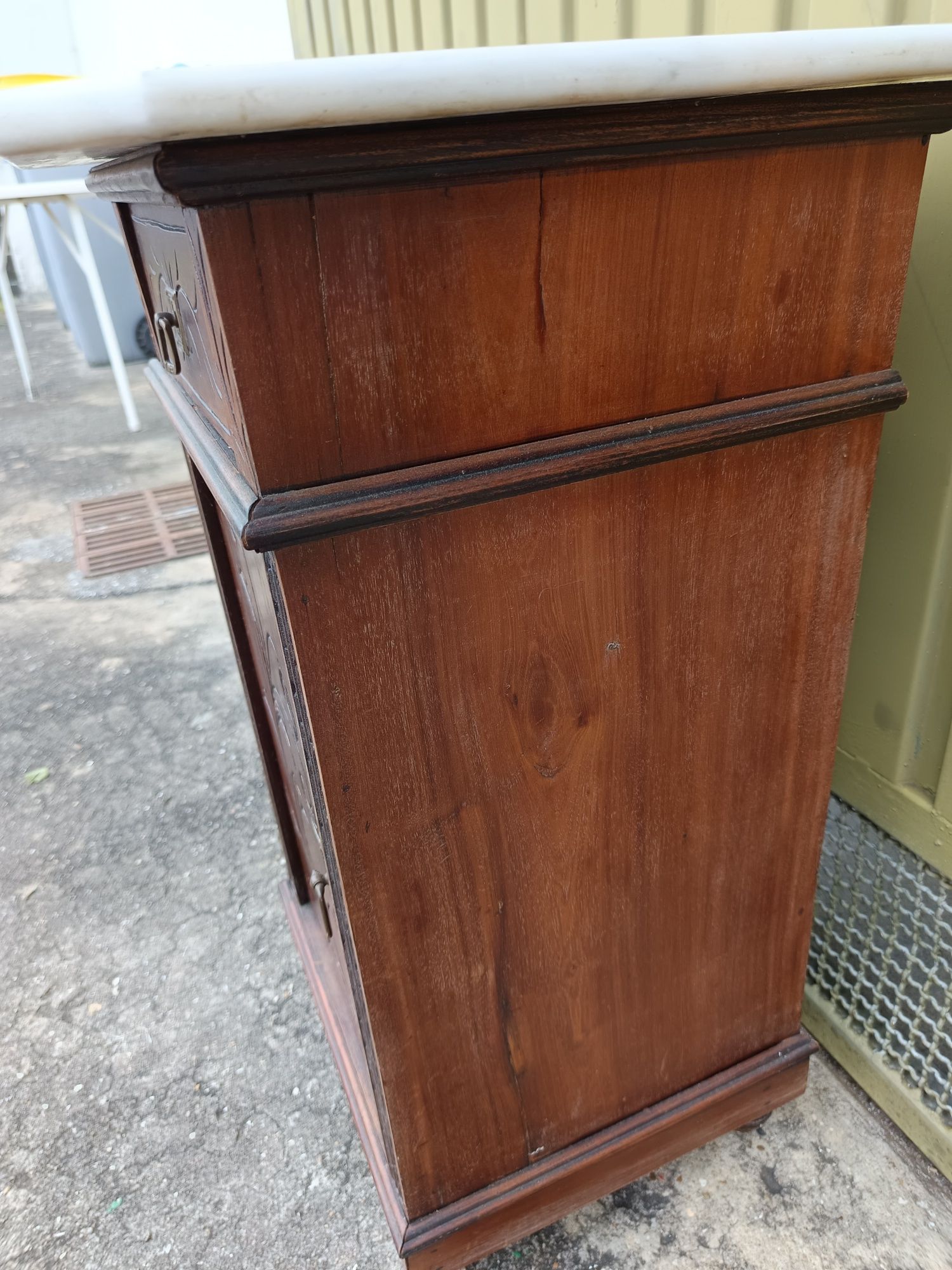 Mesa de cabeceira com tampo em mármore original uma relíquia