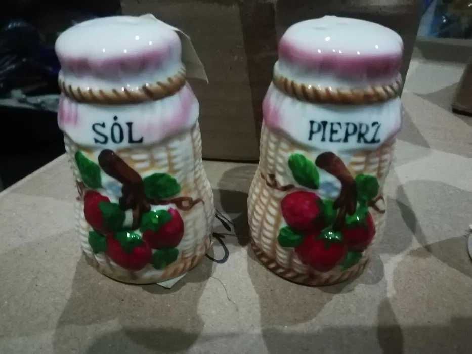 2 pojemniki na sól i pieprz w koszyczku