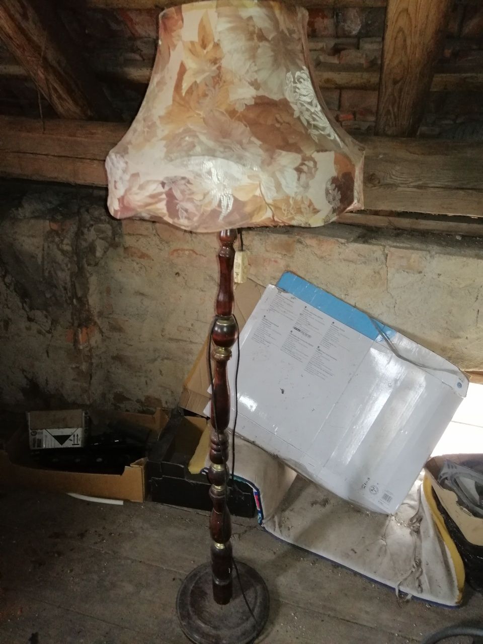 Lampa stojąca z abażurem