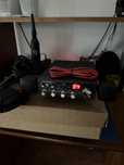 Radio cb rialistic com laterais mais antena santiago 600 com base