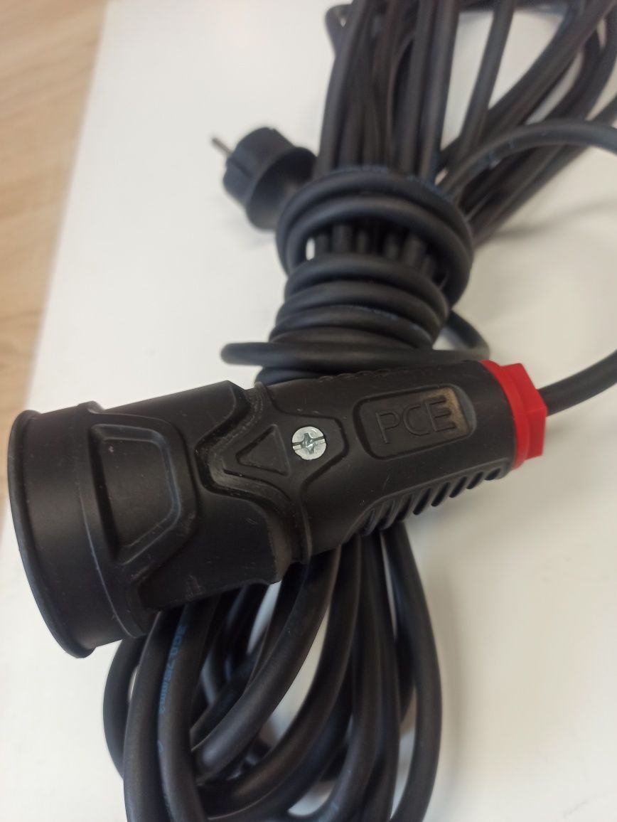 Przedłużacz, kabel z wtyczką.