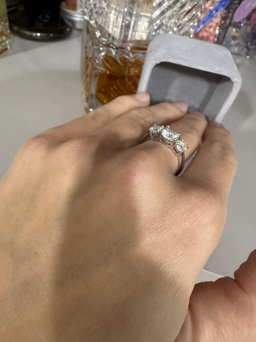 Продам срібну каблучку з натуральним муасанітом.