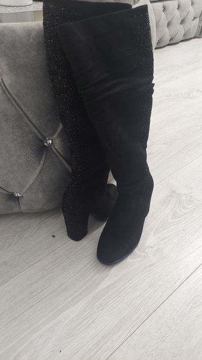 Чорні  замшиві  на маленькому каблучку звільняю шафу