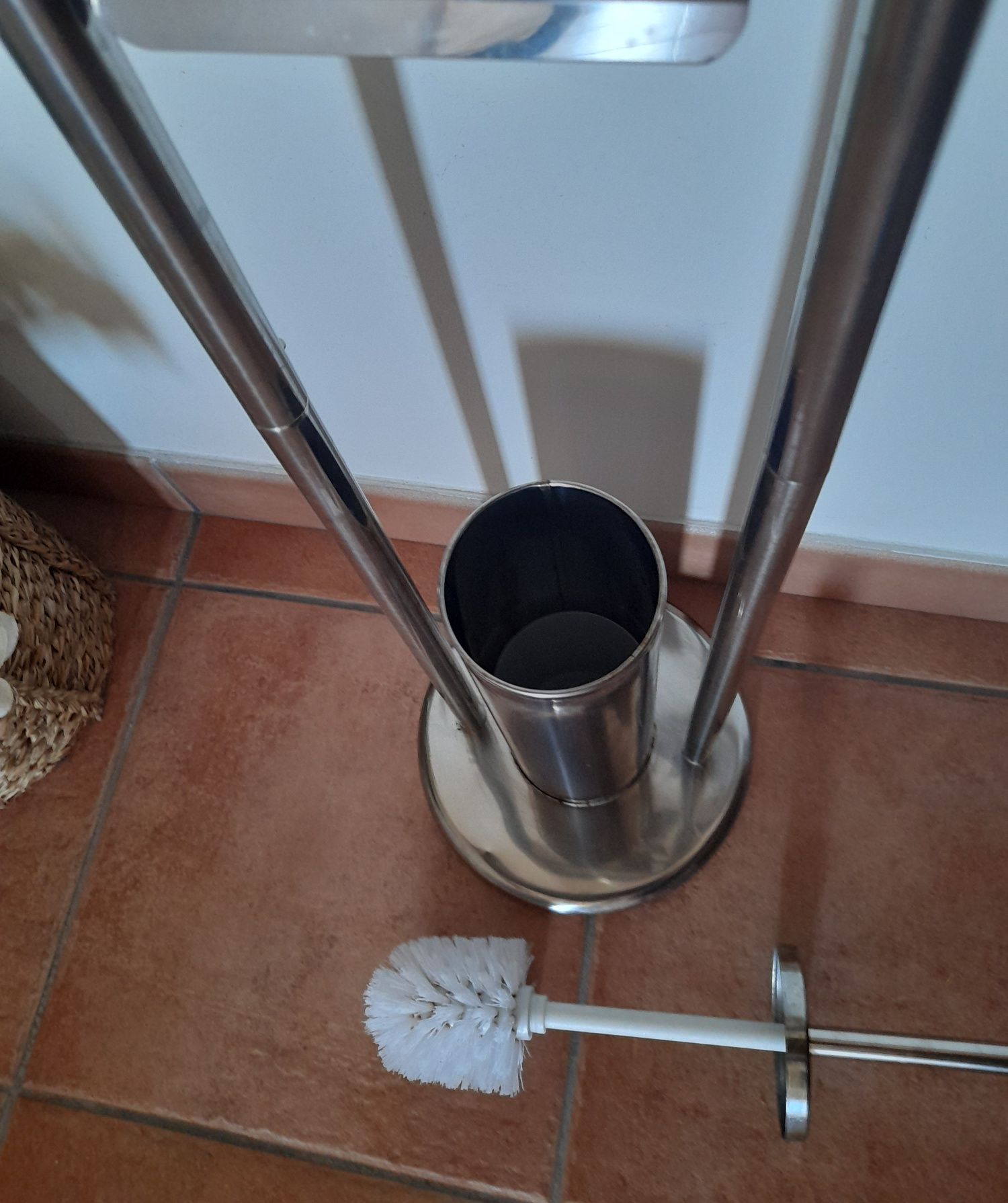 Piaçaba com porta-rolos cromado