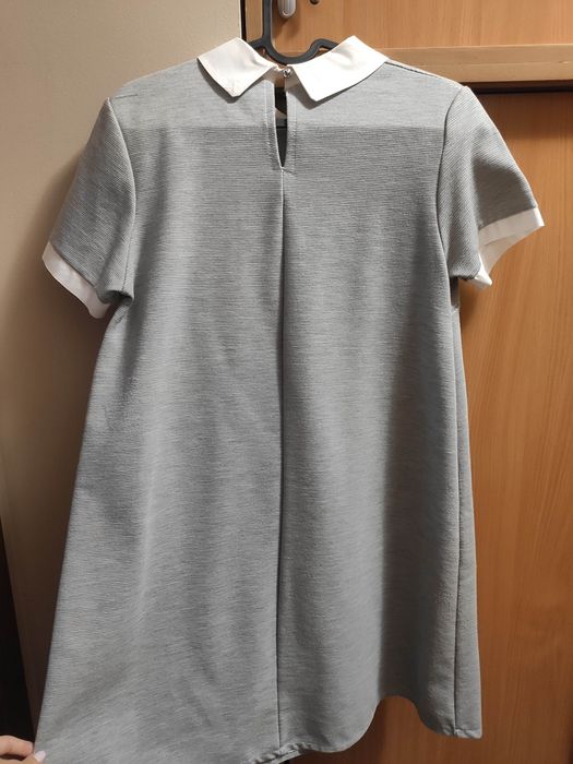 Szara sukienka z białym kołnierzykiem