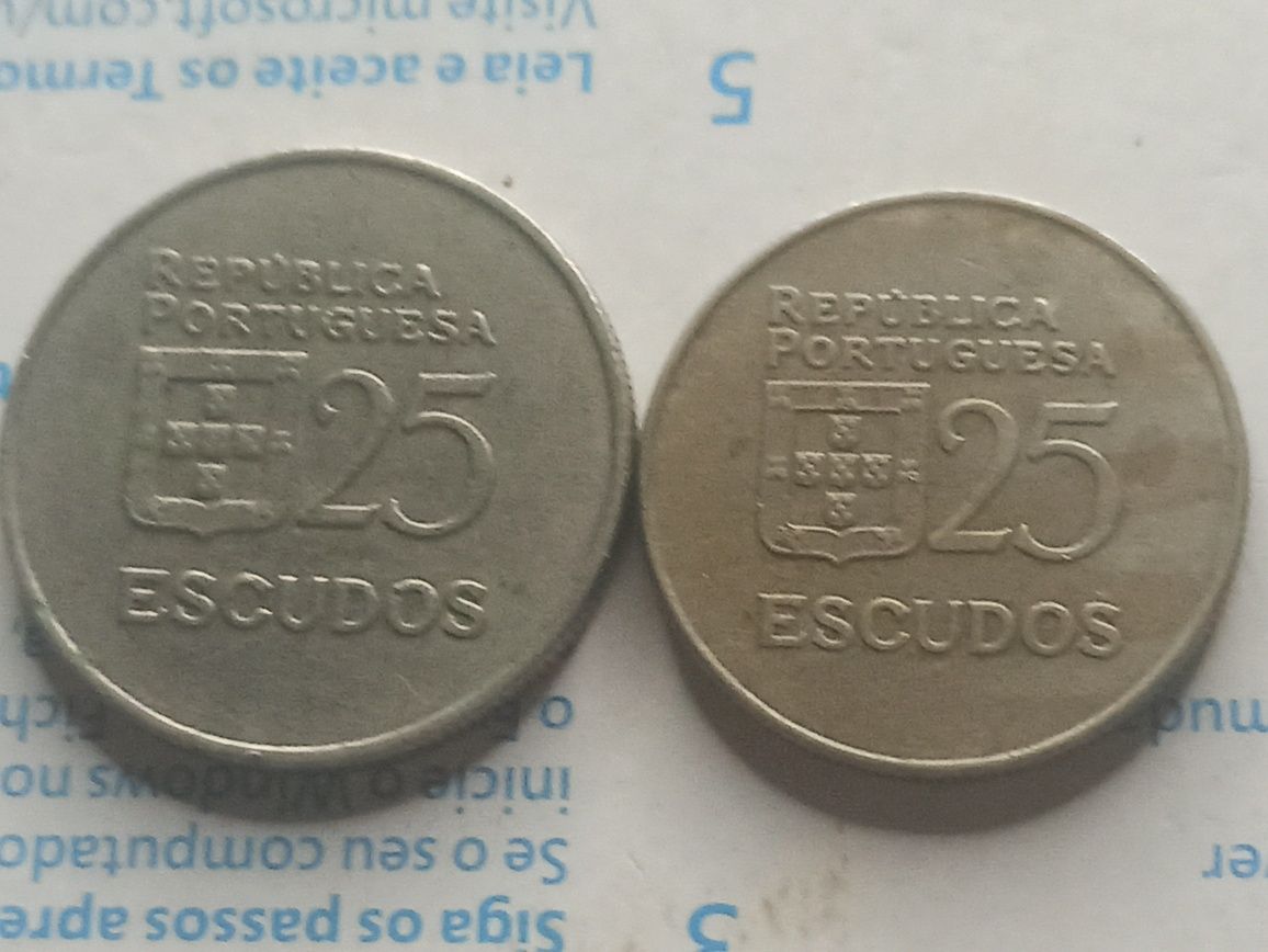 Moedas 25 escudos 1977 e 1980 uma maior que a outra