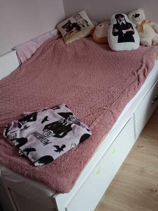 Rama łóżka z materacem