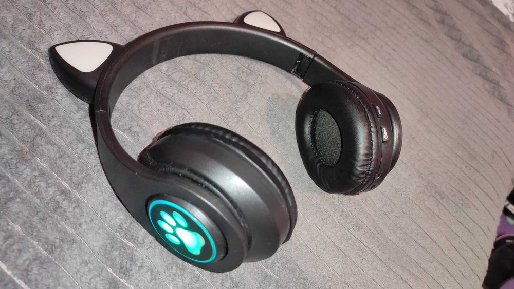 Bezprzewodowe słuchawki nauszne z podświetleniem