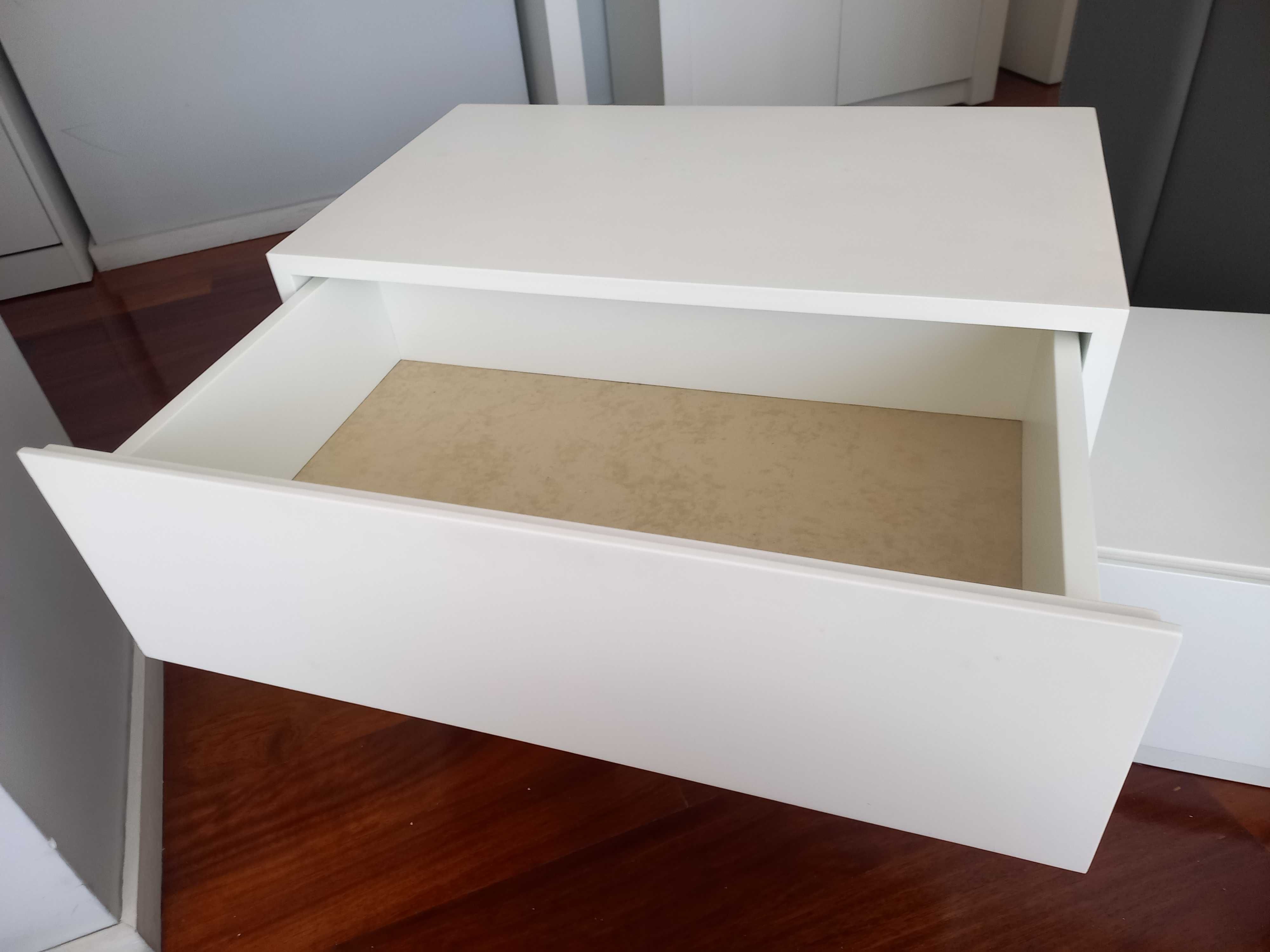 Mesa cabeceira branca com 2 gavetas