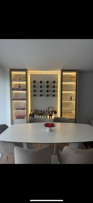 Mesa de jantar branca com promenor dourado