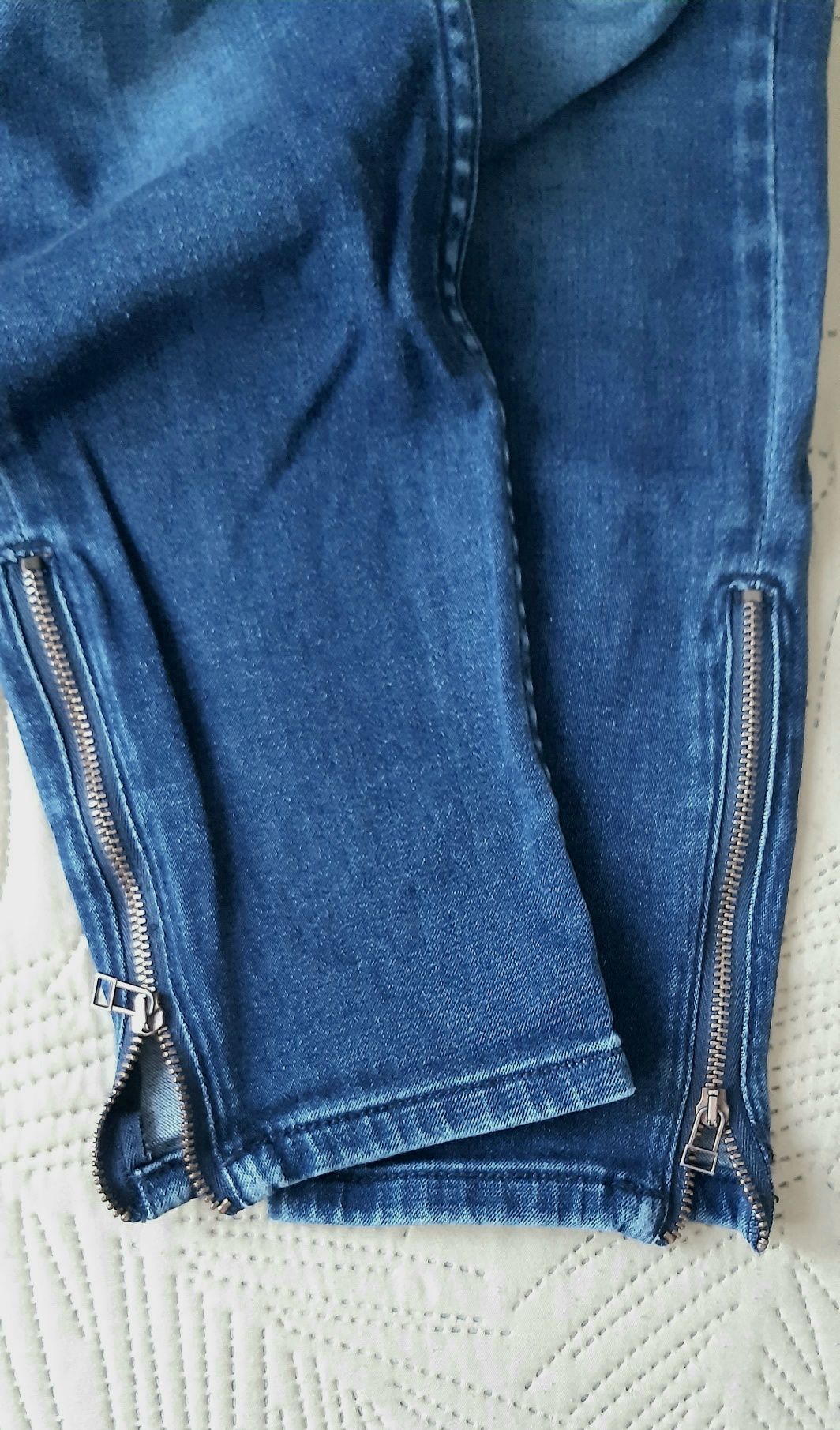 Spodnie jeansowe Skinny M Stradivarius.  Dół nogawek na zamki.