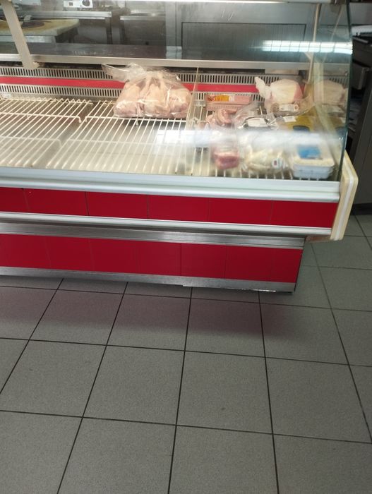 Máquina de picar carne e vitrine