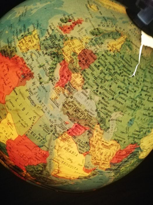 Globo de mapa antigo com luz