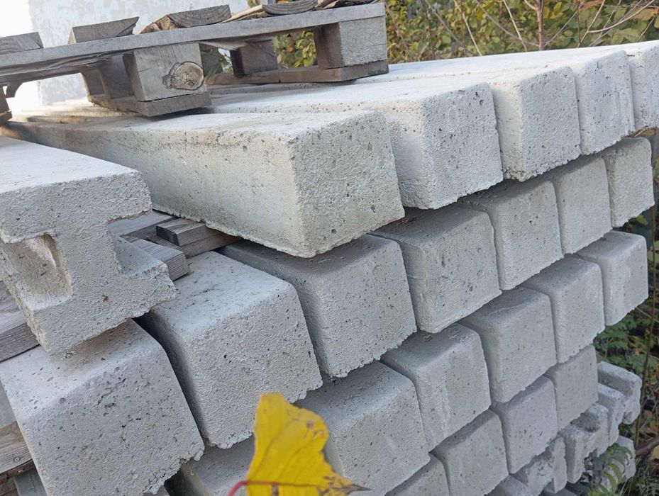 Бетонні стовпці для загорожі