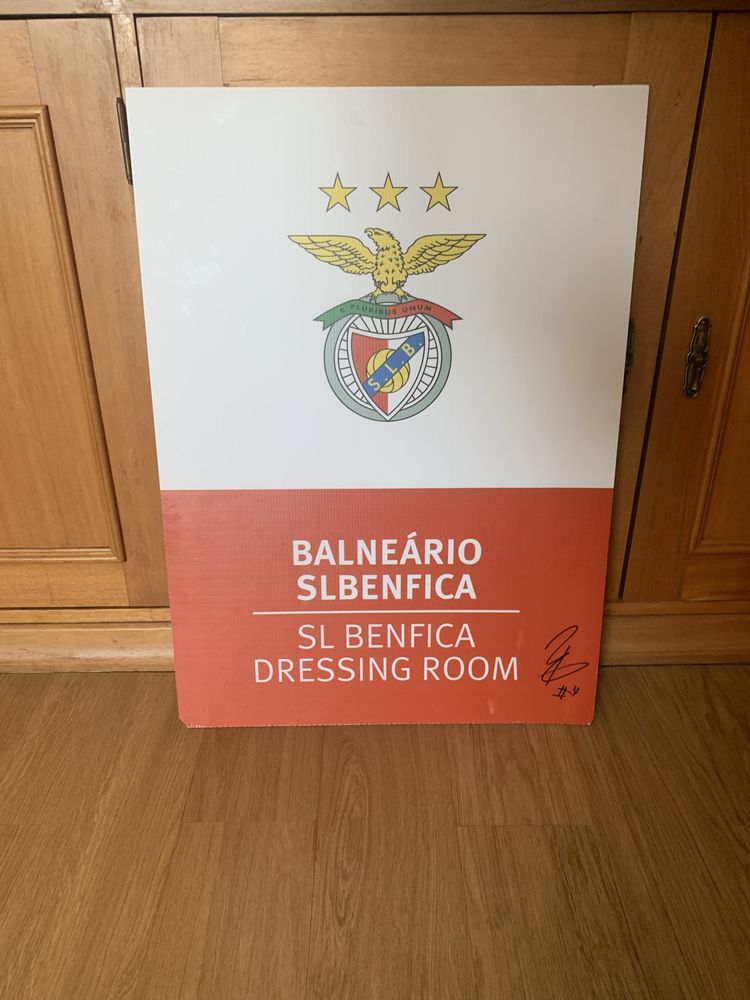 Placar do balneário oficial do Sport Lisboa e Benfica, autografado