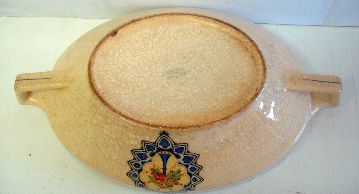 Terrina muito antiga em porcelana.